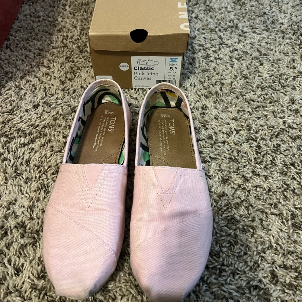 Women’s pink toms